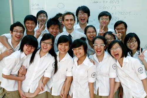 Teacher Robert Cotgrove (C) with his students in Ho Chi Minh City on Teacher’s Day (November 20). (Photo: Tuoi Tre)